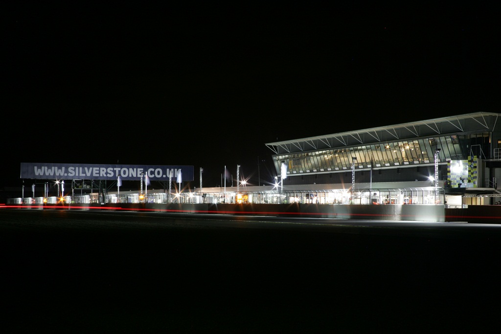 Det går stærkt på Silverstone. Den Røde streg er Mikkel C. Johansen som flyver forbi
(Foto: Henning Smed / <A HREF=http://www.danskerbiler.dk/danskerchassiser/index.php TARGET=blank >DanskerBiler.dk</A>)